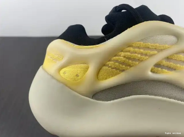 hype Adidas HP5425 Safflower Mono 700 Yeezy V3 0509